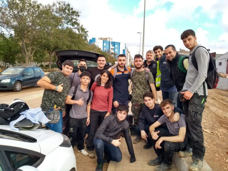Dónde otros ya no están ellos siguen, alumnos de FP trabajan aún en la zona DANA de Valencia