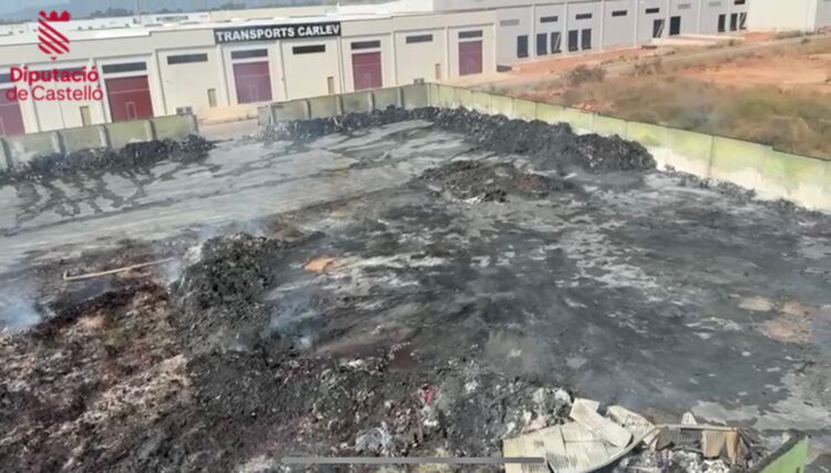 Los Bomberos de la Diputació de Castelló dan por extinguido el incendio industrial de Almassora