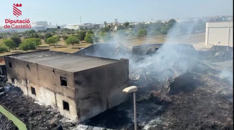 Los Bomberos de la Diputació de Castelló dan por extinguido el incendio industrial de Almassora
