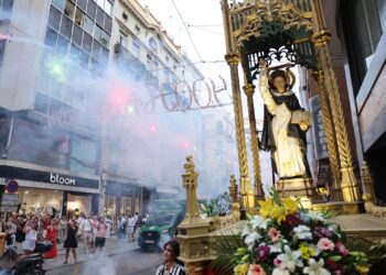 Valencia celebra los 400 años de la Fiesta de los Niños de la Calle San Vicente entre coches, cubos de basuras y maceteros