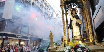 Valencia celebra los 400 años de la Fiesta de los Niños de la Calle San Vicente entre coches, cubos de basuras y maceteros
