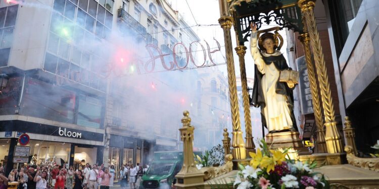 Valencia celebra los 400 años de la Fiesta de los Niños de la Calle San Vicente entre coches, cubos de basuras y maceteros