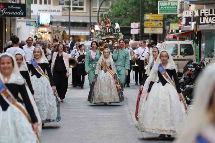 Valencia celebra los 400 años de la Fiesta de los Niños de la Calle San Vicente entre coches, cubos de basuras y maceteros