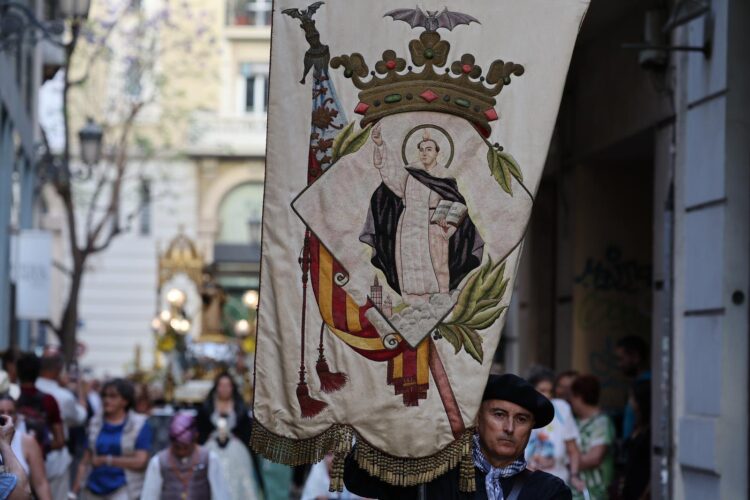 Valencia celebra los 400 años de la Fiesta de los Niños de la Calle San Vicente entre coches, cubos de basuras y maceteros