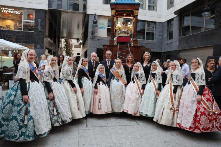 Valencia celebra los 400 años de la Fiesta de los Niños de la Calle San Vicente entre coches, cubos de basuras y maceteros
