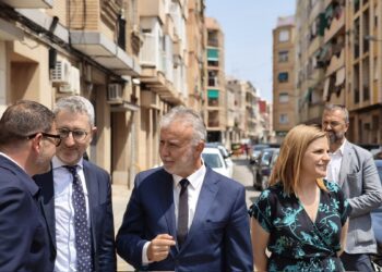 Vecinos de Catarroja reclaman al ministro Torres más ayudas siete meses después de la DANA: “No tenemos alcantarillado”