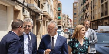 Vecinos de Catarroja reclaman al ministro Torres más ayudas siete meses después de la DANA: “No tenemos alcantarillado”