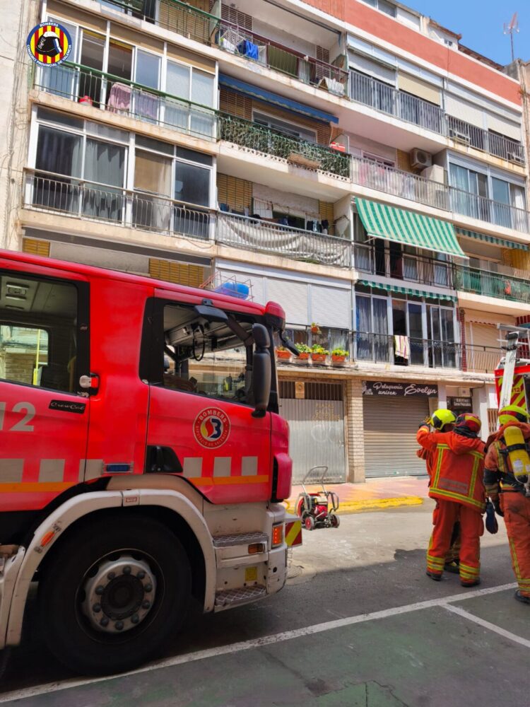 Los bomberos rescatan a 6 personas de un incendio en Cullera y hay 15 realojados en un hotel