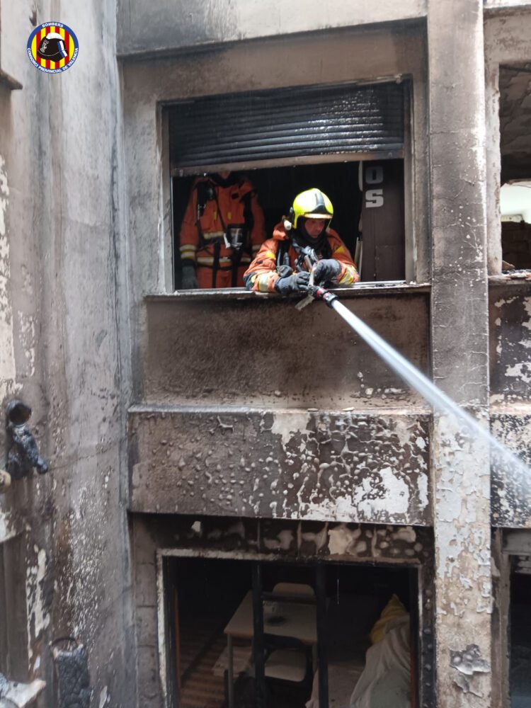 Los bomberos rescatan a 6 personas de un incendio en Cullera y hay 15 realojados en un hotel