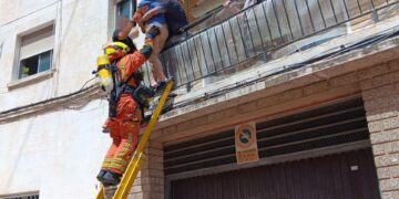 Los bomberos rescatan a 6 personas de un incendio en Cullera y hay 15 realojados en un hotel