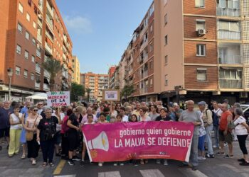 Los vecinos de la Malvarrosa vuelven a la calle para pedir seguridad y un barrio digno donde poder vivir