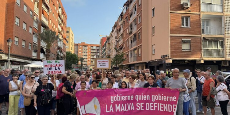 Los vecinos de la Malvarrosa vuelven a la calle para pedir seguridad y un barrio digno donde poder vivir