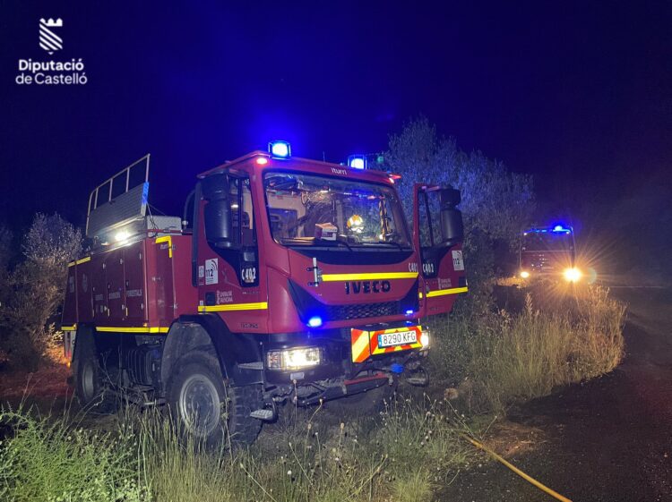 3 medios aéreos luchan contra un nuevo incendio forestal en Alcoleja