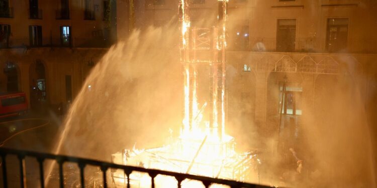 Alicante despide sus Hogueras de récord con la cremà