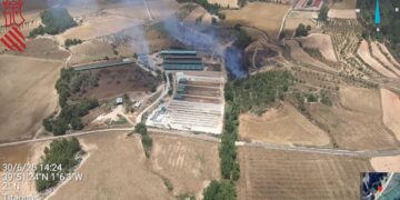 3 medios aéreos luchan contra un incendio forestal declarado en Titaguas