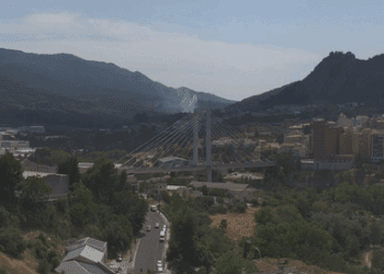 2 medios aéreos luchan contra un incendio forestal declarado en Alcoy