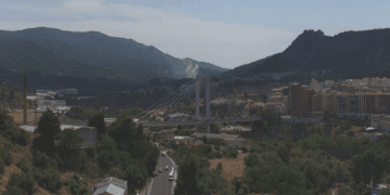 2 medios aéreos luchan contra un incendio forestal declarado en Alcoy