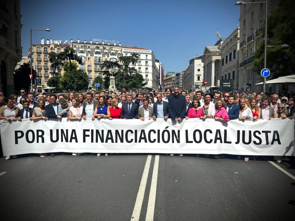 Amparo Folgado participa en la concentración de alcaldes frente al Congreso exigiendo soluciones urgentes al Gobierno por la asfixia financiera de los ayuntamientos 2 Imagen de WhatsApp 2025 06 18 a las 11.54.52 1b05fc8f