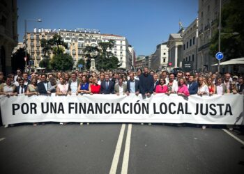 Amparo Folgado participa en la concentración de alcaldes frente al Congreso exigiendo soluciones urgentes al Gobierno por la asfixia financiera de los ayuntamientos