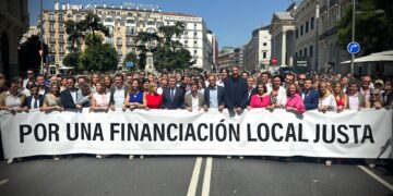 Amparo Folgado participa en la concentración de alcaldes frente al Congreso exigiendo soluciones urgentes al Gobierno por la asfixia financiera de los ayuntamientos