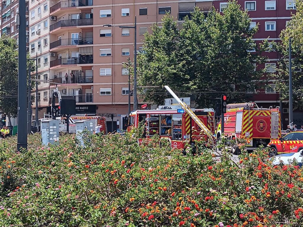 Incidente en Metrovalencia: un enganchon de un tranvia con la catenaria interrumpe el servicio entre Empalme y Betero 3 Imagen de WhatsApp 2025 06 20 a las 19.30.44 d08d8007