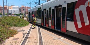 Incidente en Metrovalencia: un enganchon de un tranvia con la catenaria interrumpe el servicio entre Empalme y Betero