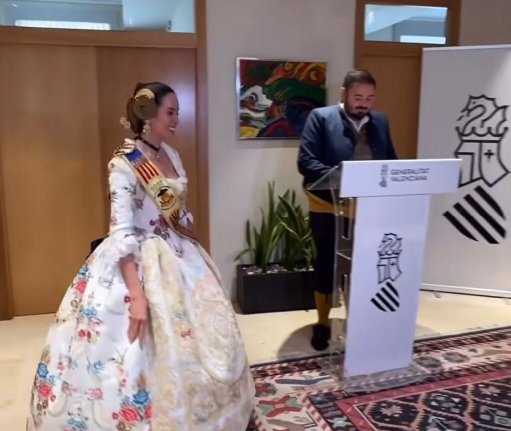 La cultura valenciana cruza fronteras: Alejandra Torres representa al CEVEX México en les Fogueres 3 Imagen de WhatsApp 2025 06 24 a las 21.18.52 ef6bc21b
