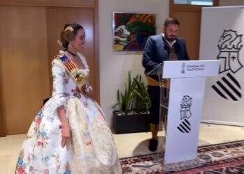 La cultura valenciana cruza fronteras: Alejandra Torres representa al CEVEX México en les Fogueres