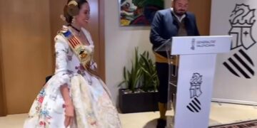 La cultura valenciana cruza fronteras: Alejandra Torres representa al CEVEX México en les Fogueres