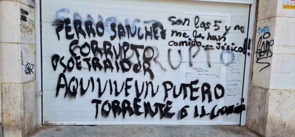 Pintadas ofensivas y amenazas en el garaje comunitario de Ábalos: "¿Quién limpia esto ahora?" 3 Imagen de WhatsApp 2025 06 26 a las 21.41.02 55a49e62