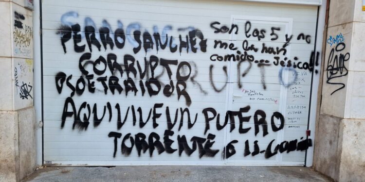 Pintadas ofensivas y amenazas en el garaje comunitario de Ábalos: "¿Quién limpia esto ahora?" 1 Pintadas ofensivas y amenazas en el garaje comunitario de Ábalos: «¿Quién limpia esto ahora?»