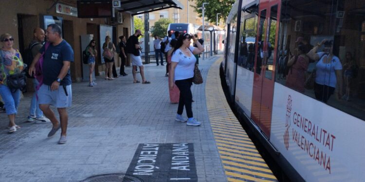 El temporal de lluvias paraliza tramos críticos de la Línea 1 de Metrovalencia 1 El temporal de lluvias paraliza tramos críticos de la Línea 1 de Metrovalencia