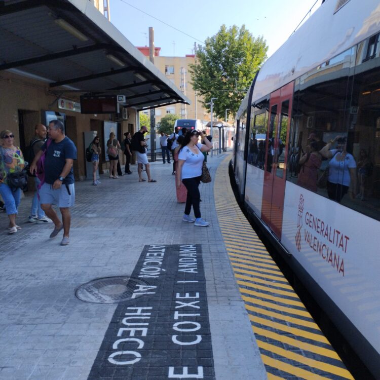 Día histórico, así ha reabierto el Metro en las estaciones afectadas por la DANA