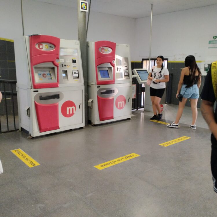 Día histórico, así ha reabierto el Metro en las estaciones afectadas por la DANA
