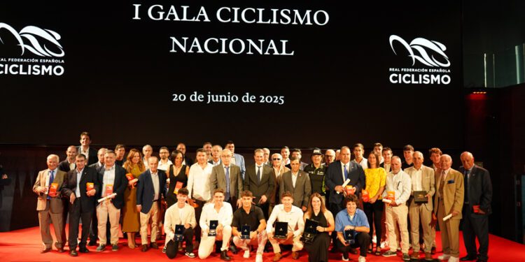 La RFEC celebró ayer su «I Gala del Ciclismo» premiando a sus leyendas