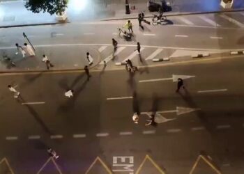 Fin de semana de peleas y gritos de nuevo en el entorno de la discoteca de la C/San Vicente en La Roqueta 7 Fin de semana de peleas y gritos de nuevo en la discoteca de la C/San Vicente en La Roqueta