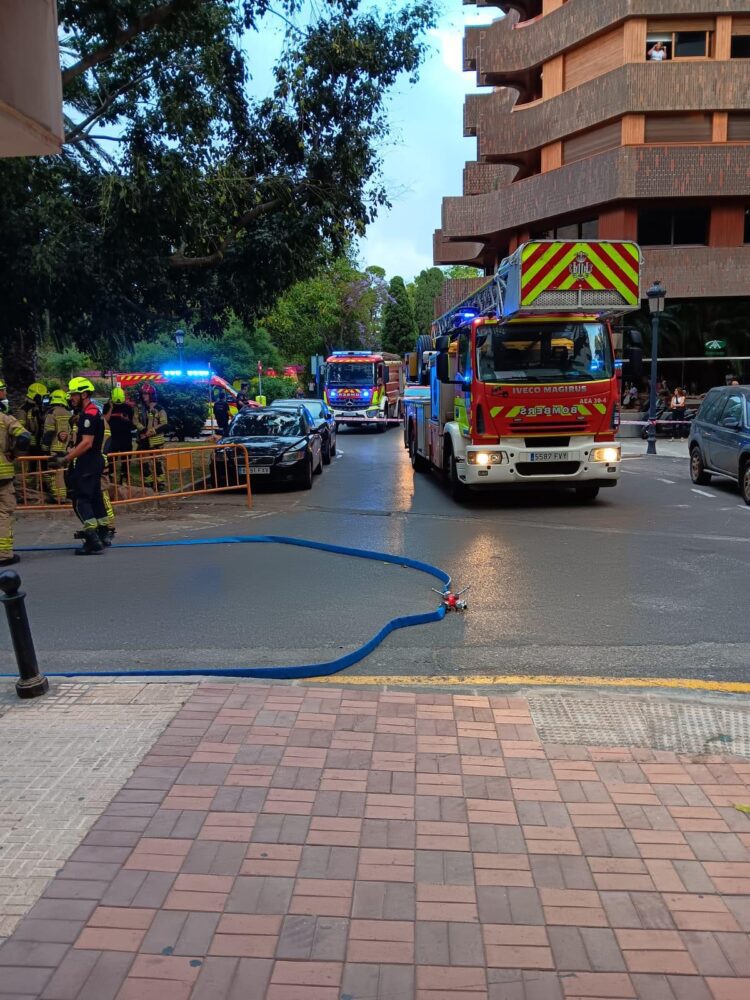 Un incendio en la planta 14 de una vivienda frente a Viveros desata las alarmas pero se queda en un susto