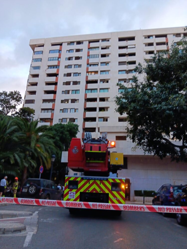 Un incendio en la planta 14 de una vivienda frente a Viveros desata las alarmas pero se queda en un susto