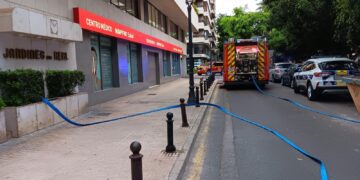 Un incendio en la planta 14 de una vivienda frente a Viveros desata las alarmas pero se queda en un susto