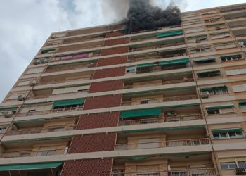 Un incendio en Campanar desaloja a 40 vecinos y destruye una vivienda a gran altura