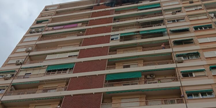 Un incendio en Campanar desaloja a 40 vecinos y destruye una vivienda a gran altura 1 Un incendio en Campanar desaloja a 40 vecinos y destruye una vivienda a gran altura