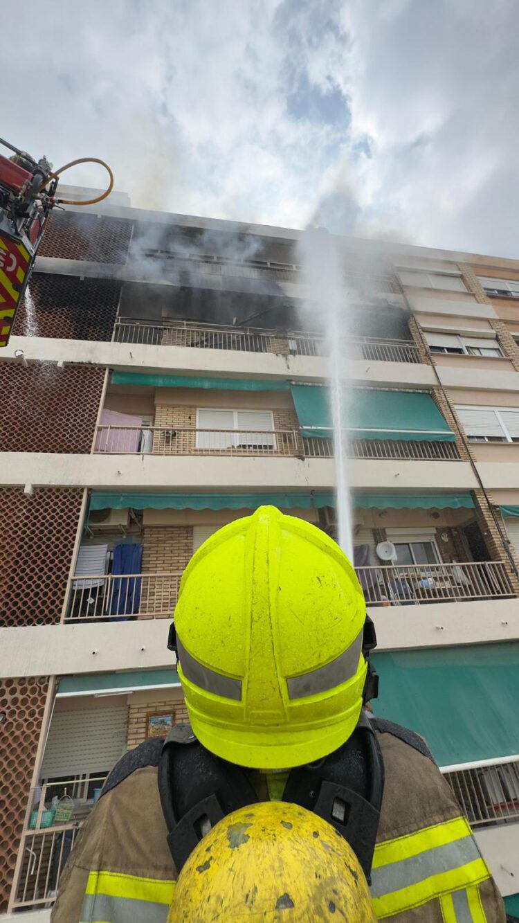 Un incendio en Campanar desaloja a 40 vecinos y destruye una vivienda a gran altura