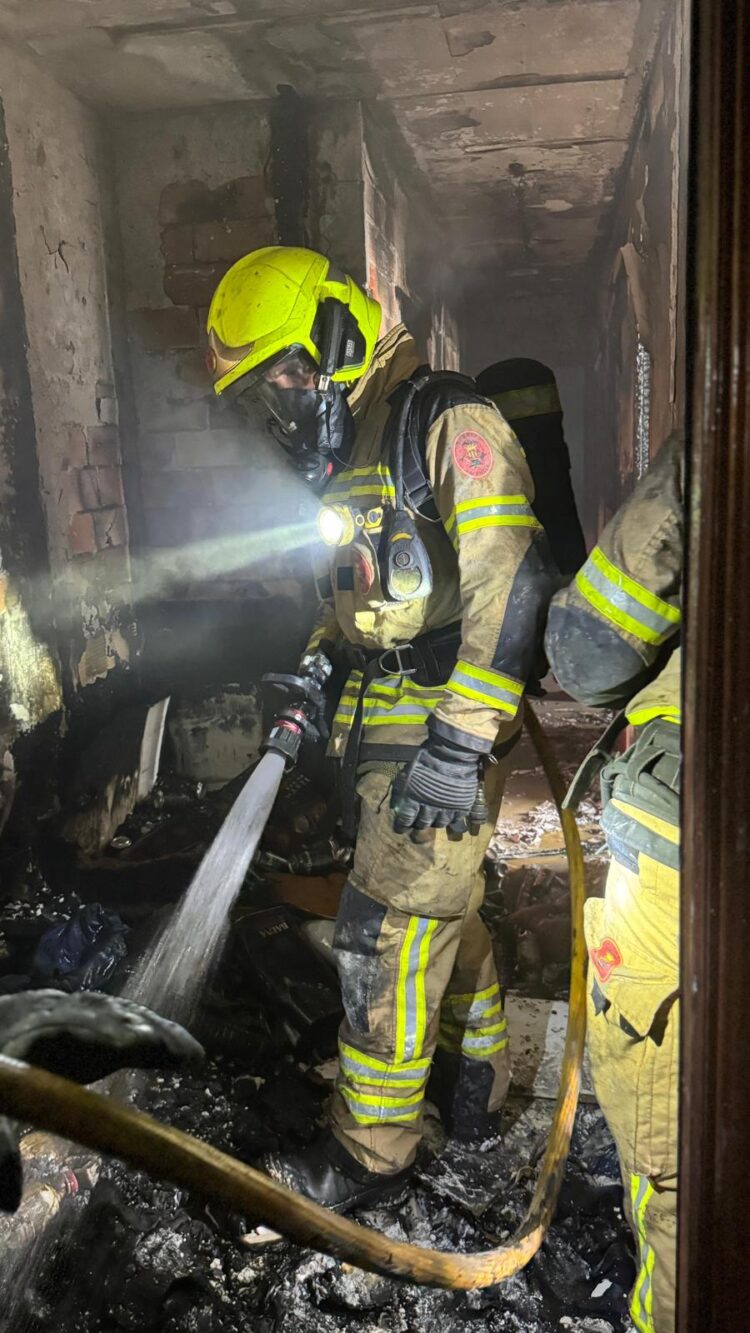 Un incendio en Campanar desaloja a 40 vecinos y destruye una vivienda a gran altura