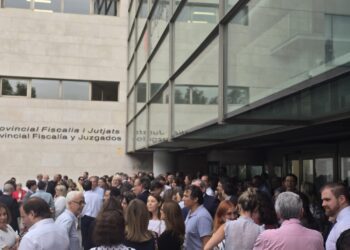Multitudinaria protesta de jueces y fiscales paraliza la Ciudad de la Justicia de Valencia