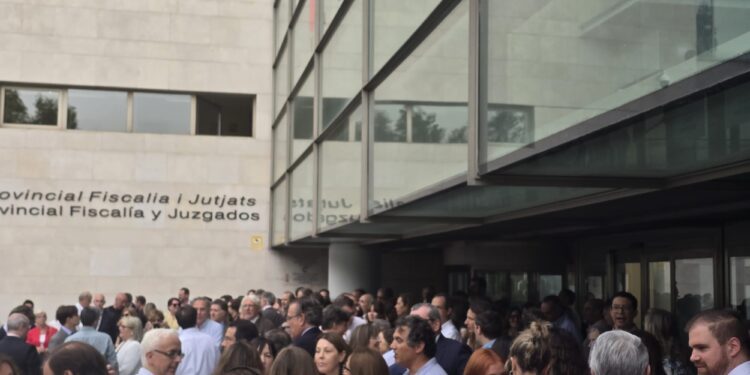Multitudinaria protesta de jueces y fiscales paraliza la Ciudad de la Justicia de Valencia 1 Multitudinaria protesta de jueces y fiscales paraliza la Ciudad de la Justicia de Valencia
