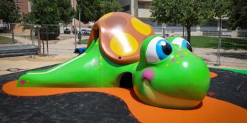 Torrent instala una gran tortuga de juegos infantiles en la Avenida al Vedat
