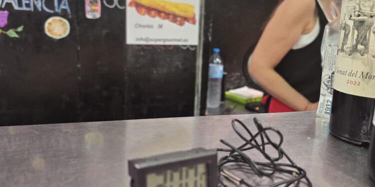 Las lipotimias vuelven al Mercado Central de Valencia con el calor y la desidia de Catalá