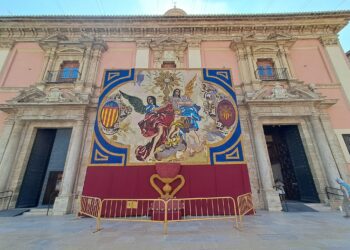 Instalados el tapiz y el monumento floral del Corpus de Valencia