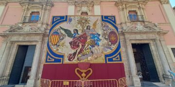 Instalados el tapiz y el monumento floral del Corpus de Valencia