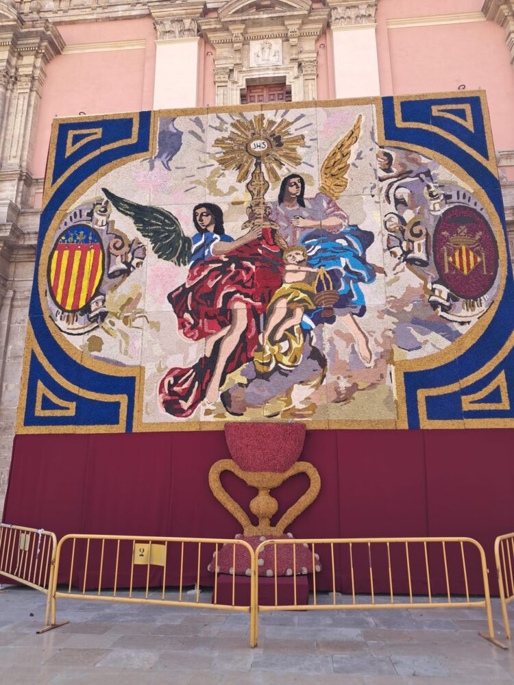Instalados el tapiz y el monumento floral del Corpus de Valencia